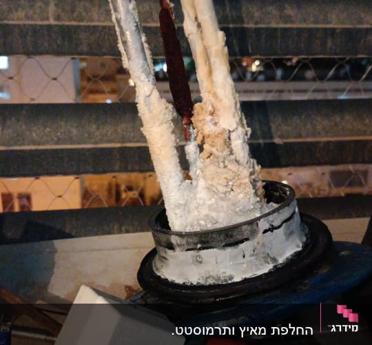 חלקי דוד שמש עם צינורות מכוסים באבנית
